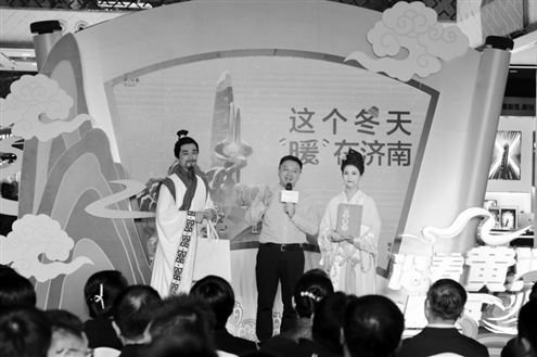 12月8日“沿着黄河遇见海,好客山东豫见您”冬季文化和旅游产品推介会在郑州举行。现场,快书、戏曲、说唱等极具山东特色的表演轮番上演。◎本专题摄影记者 赵天羿